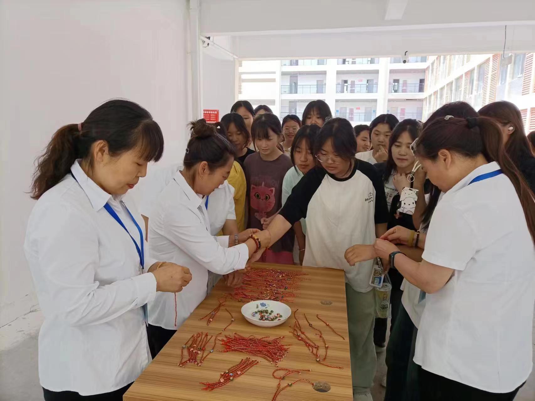 端午佳節(jié)情更濃，五彩手繩傳溫情——宿州應(yīng)用技術(shù)學(xué)校項(xiàng)目部共筑宿舍文化新篇章