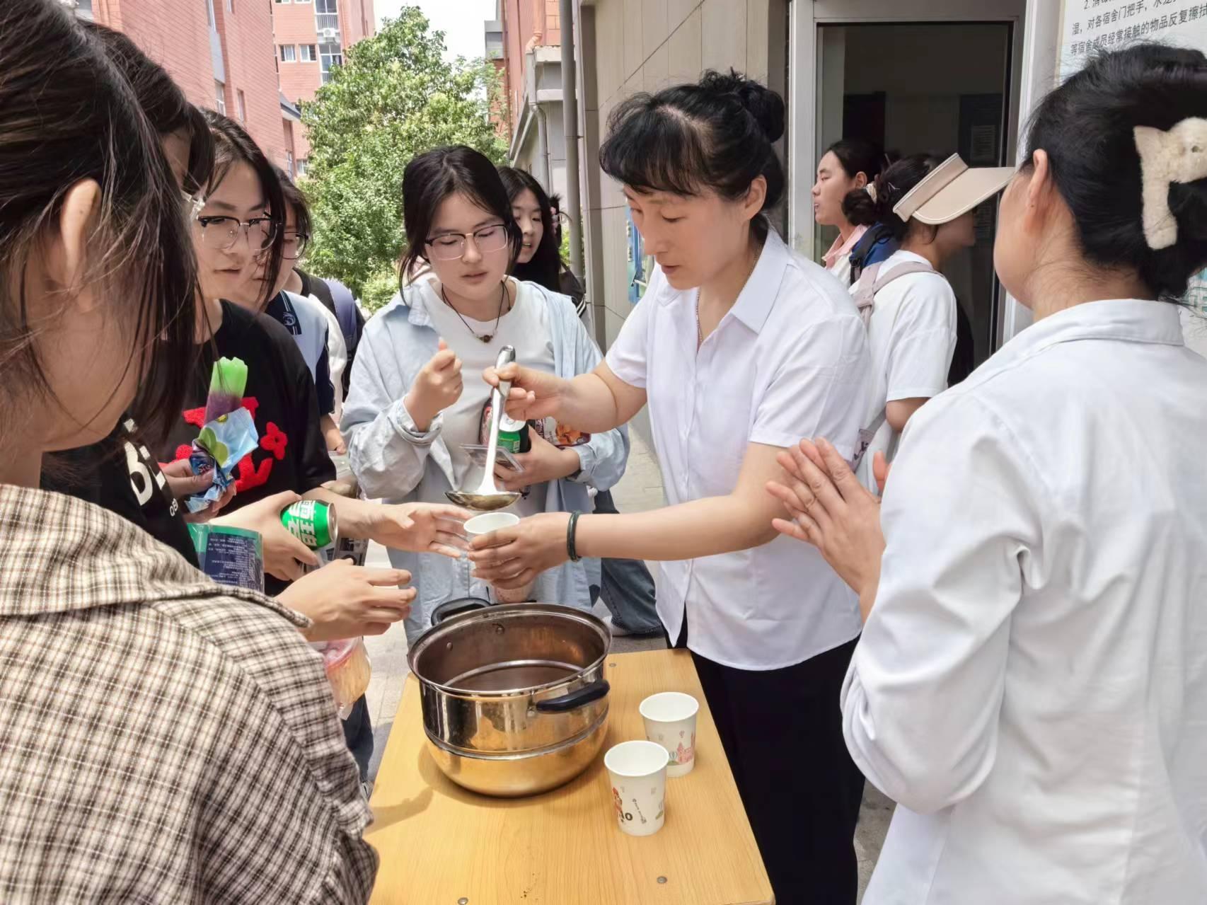 酷熱夏日展溫情，綠豆西瓜潤(rùn)學(xué)子