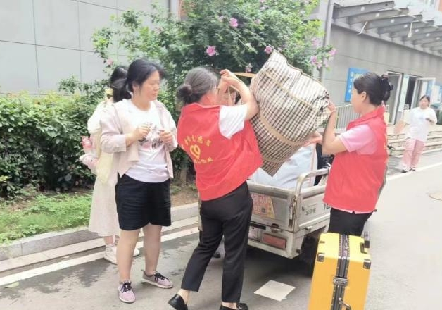 傳承雷鋒精神，綻放時(shí)代光芒 ——邦和物業(yè)宿馬一中項(xiàng)目部助力學(xué)生放假