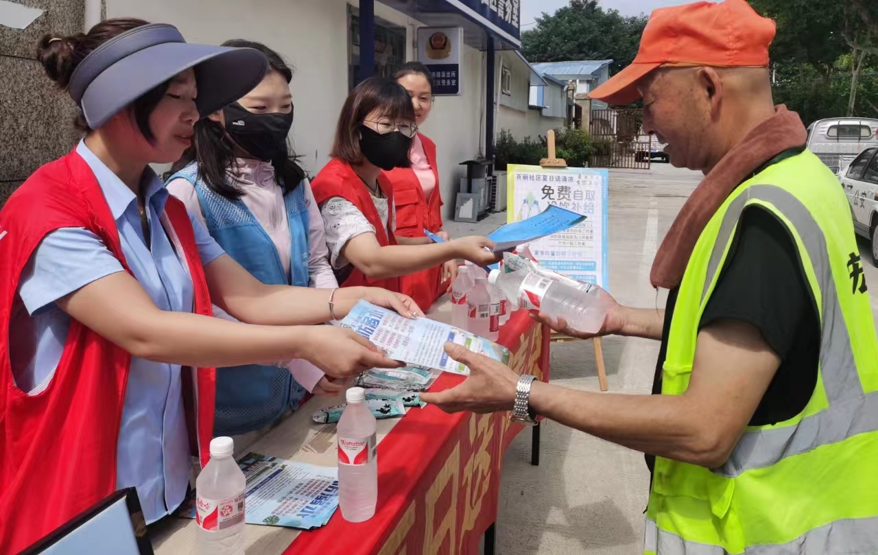 夏日送清涼，情暖人心間 —— 邦和物業(yè)卓耕廣場項目部與業(yè)主共筑和諧家園