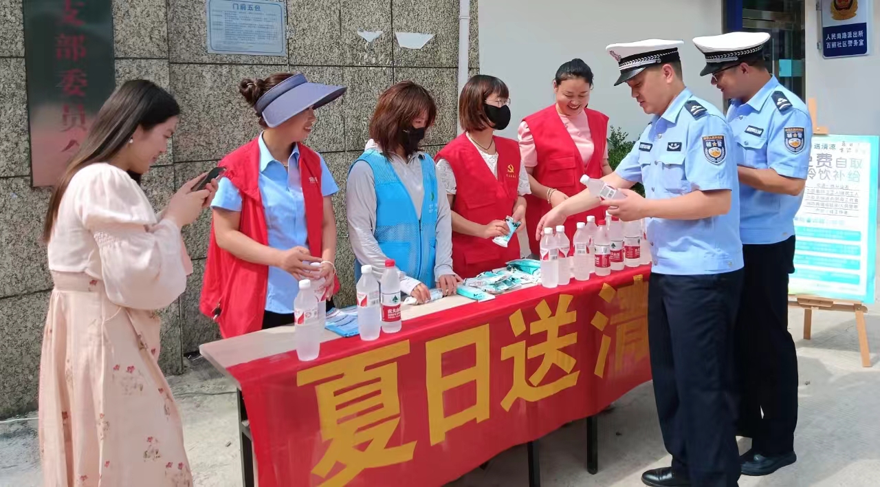 夏日送清涼，情暖人心間 —— 邦和物業(yè)卓耕廣場項目部與業(yè)主共筑和諧家園