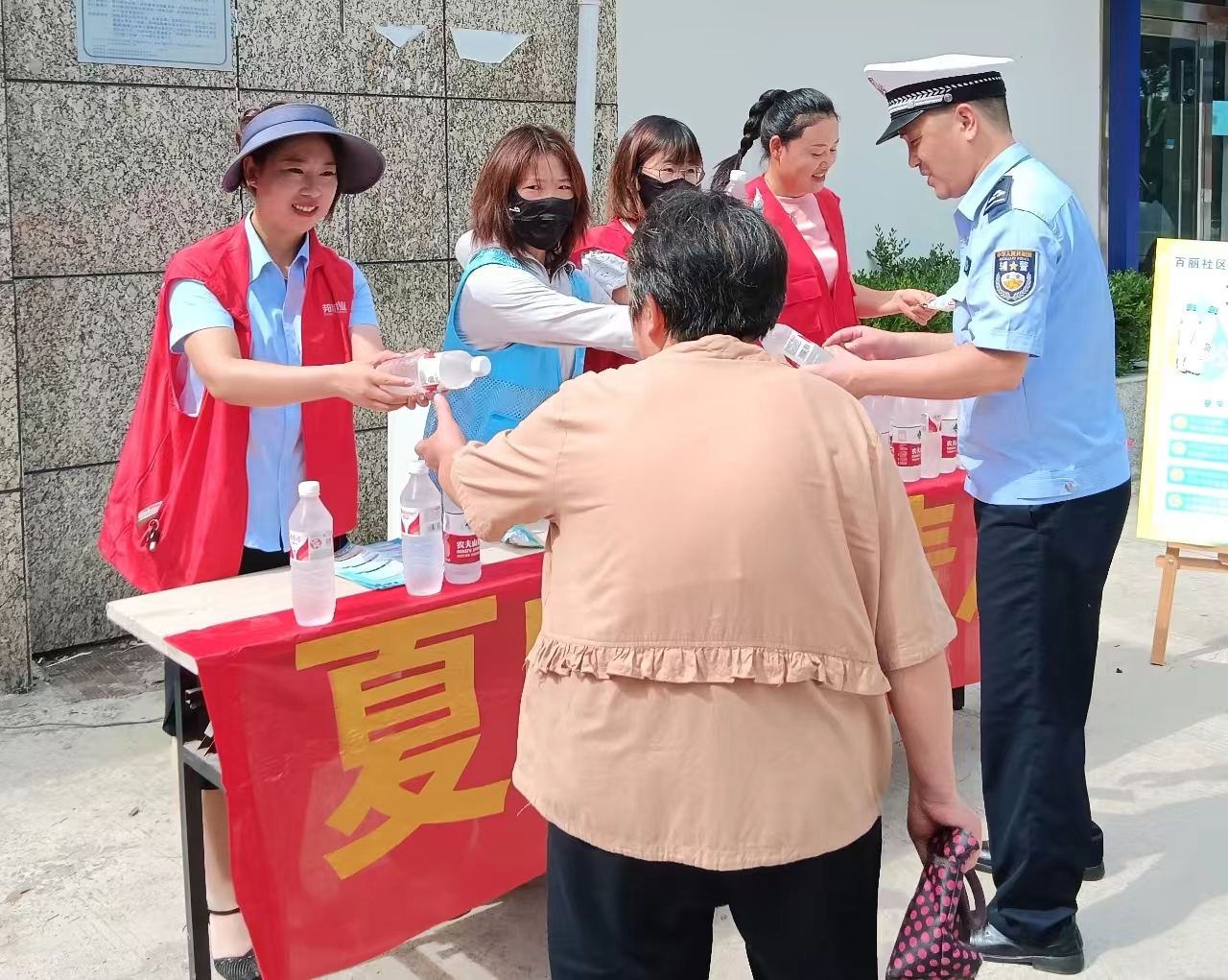 夏日送清涼，情暖人心間 —— 邦和物業(yè)卓耕廣場項目部與業(yè)主共筑和諧家園