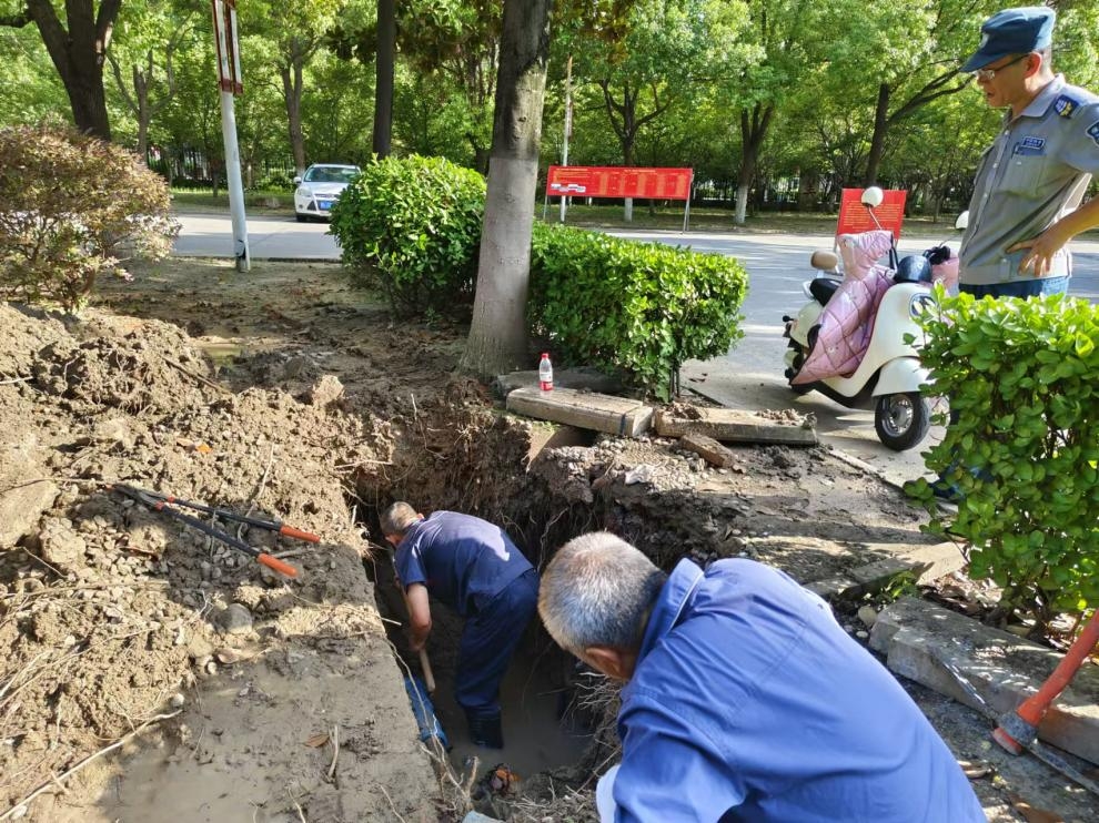 烈日下的堅守：管道衛(wèi)士汗灑校園 ——宿州二中項目部開展地下管道搶修工作