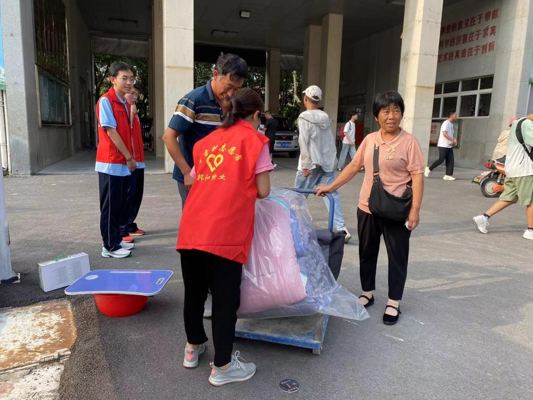 邦和物業(yè)暖人心，雷鋒精神照校園 ——宿州三中項目部助力新生順利報到