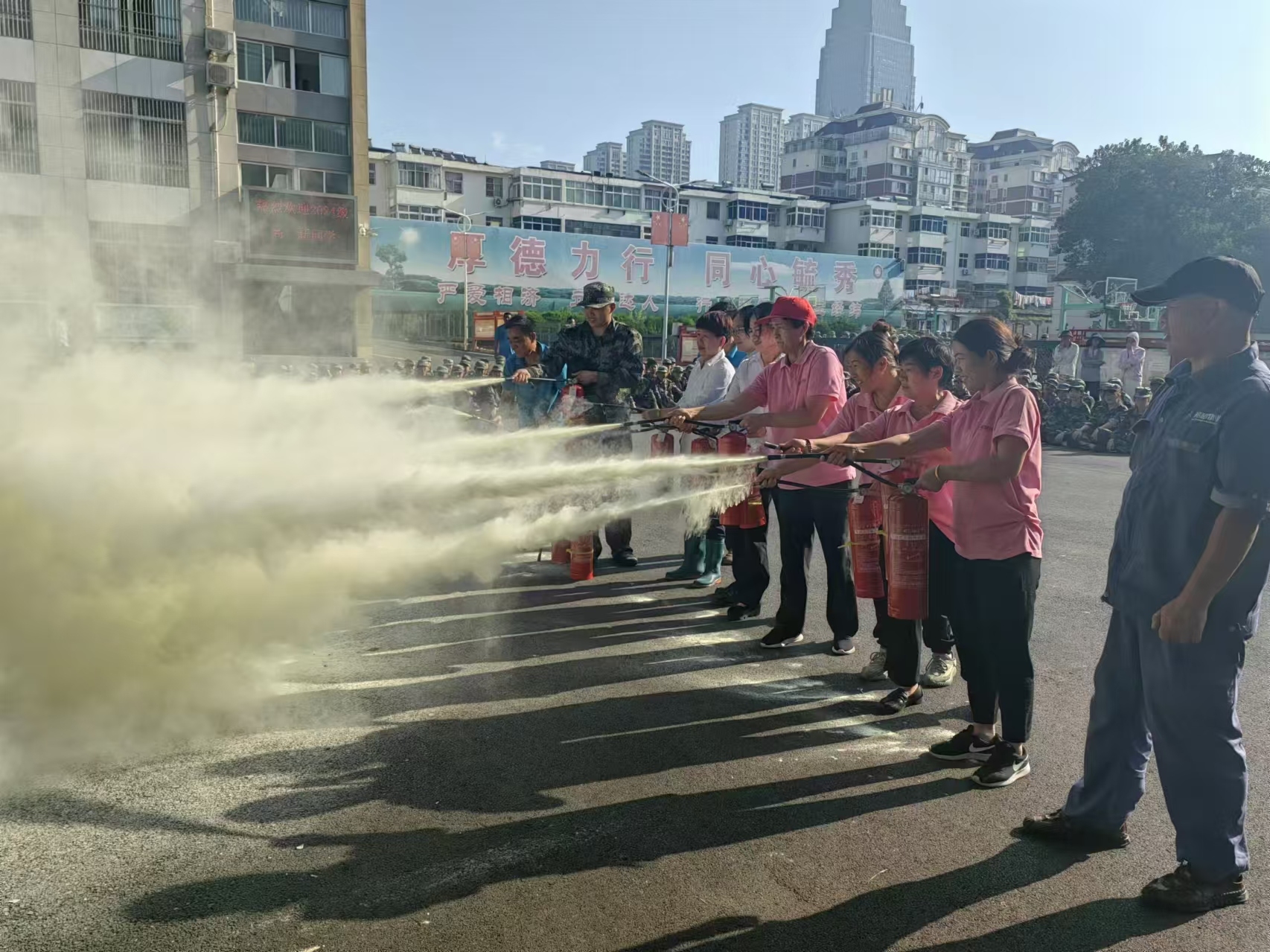 警報(bào)鳴秋晨，演練筑平安 —— 安徽邦和物業(yè)宿州三中項(xiàng)目部成功舉辦消防演練活動(dòng)